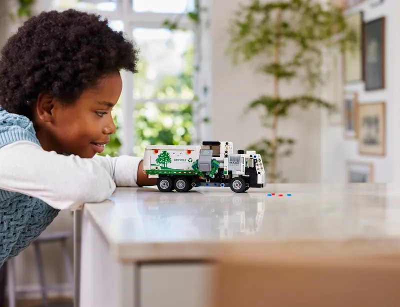 Mack LR Electric Garbage Truck