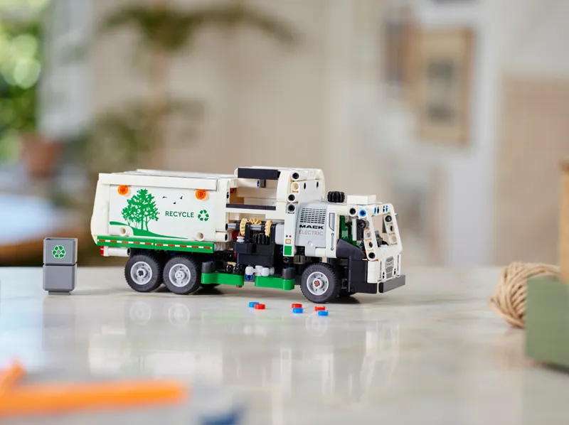Mack LR Electric Garbage Truck