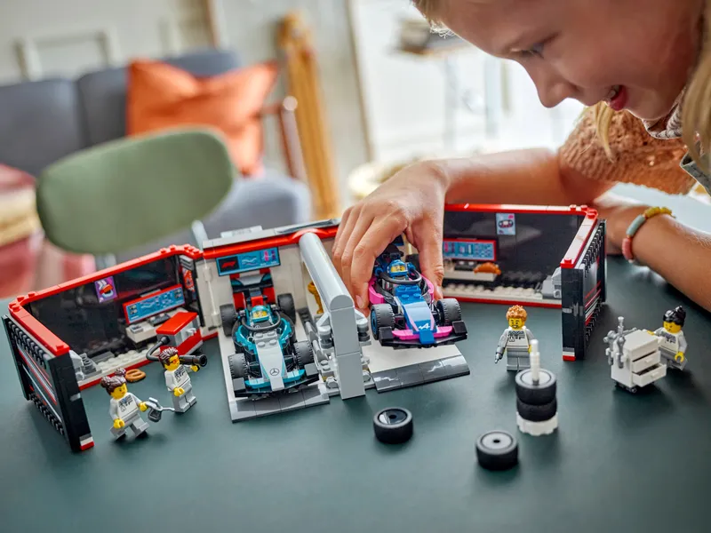 F1 Garage & Mercedes-AMG & Alpine Cars