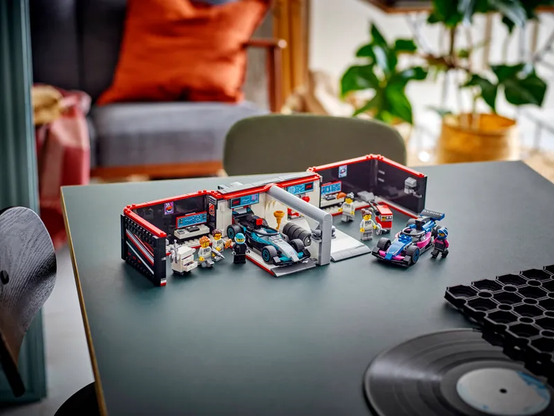 F1 Garage & Mercedes-AMG & Alpine Cars